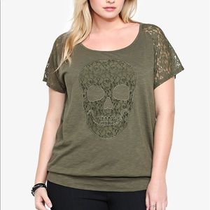 torrid size 2 Army Green Lace Skull Short Sleeve Raglan Tee